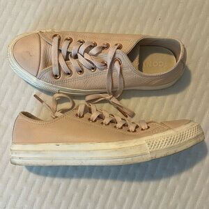 Converse leather sneakers. Women’s 7.